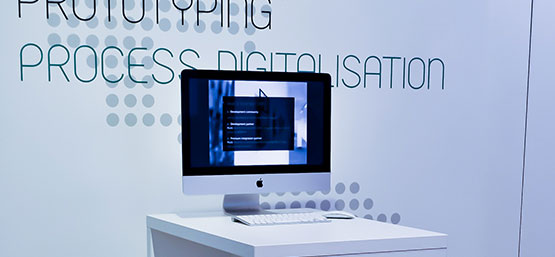 B BRANDED Messebeschriftung Messewand